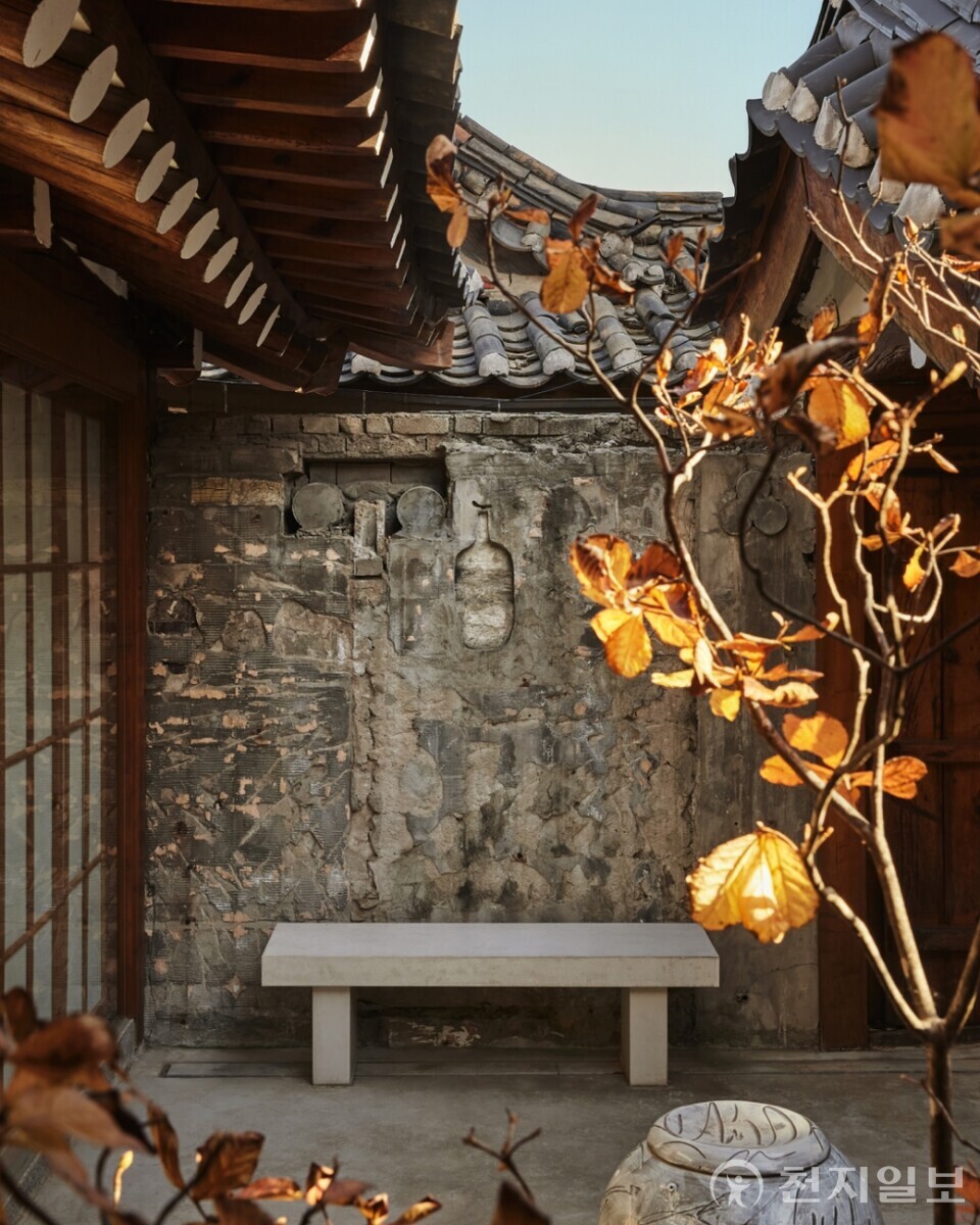 블루보틀 삼청 한옥 중정 풍경. 전통 한옥의 자연미와 블루보틀의 절제된 미학이 어우러져 도심 속 고요한 공간을 구현했다. (제공: 블루보틀 커피 코리아)
