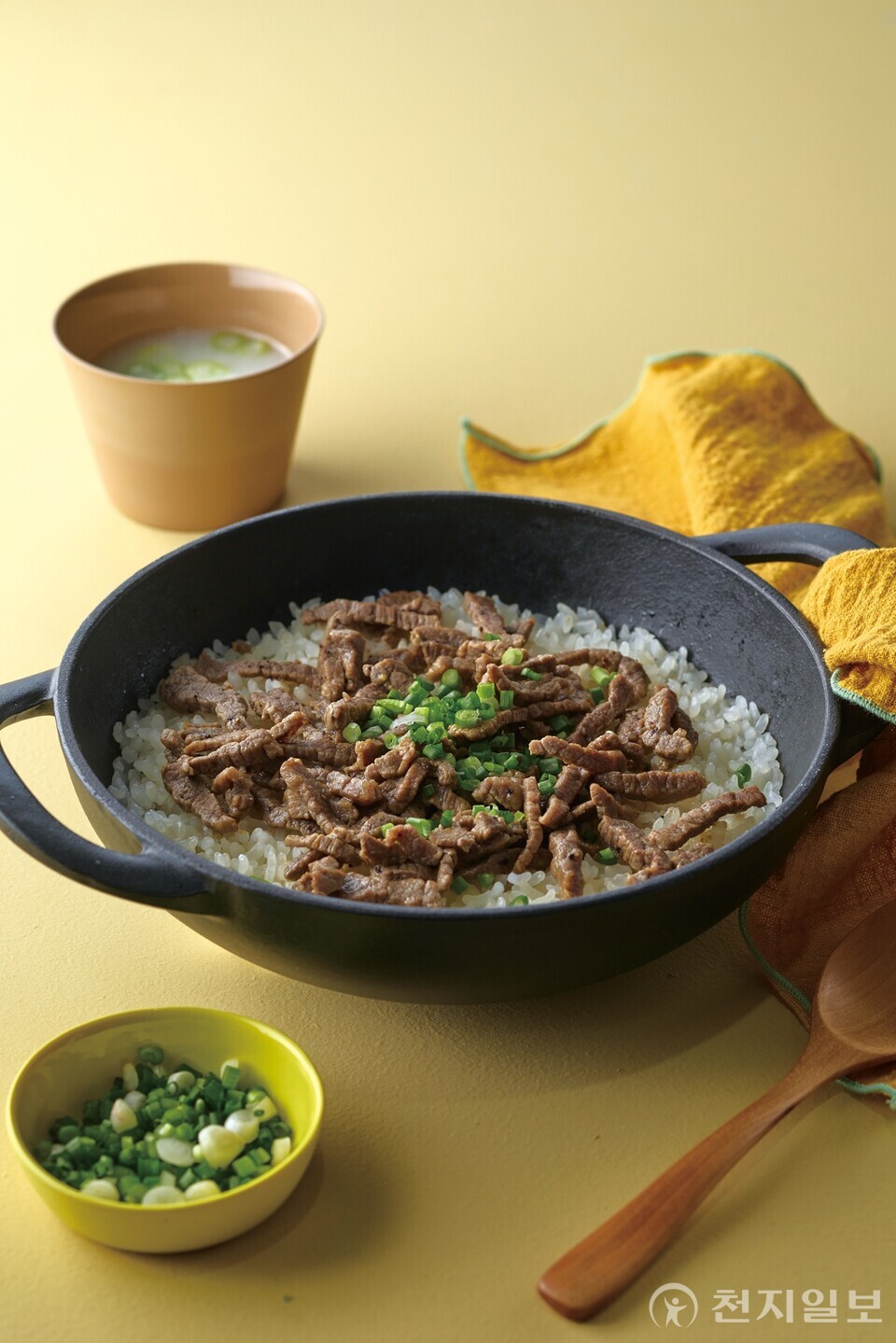 한우 사골육수와 우둔살을 넣어 지은 ‘한우 사골육수 솥밥’. 사골의 미네랄과 단백질이 체력 회복을 도와 수험생 회복식으로 적합하다. (제공: 한우자조금관리위원회)