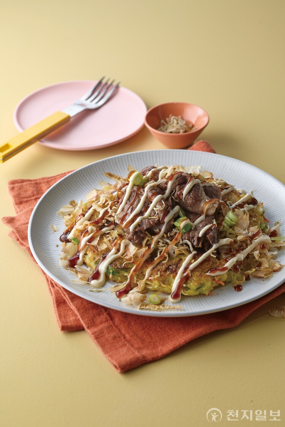 한우 차돌박이와 잔멸치를 함께 조리한 ‘한우 멸치 오코노미야키’. 단백질·칼슘·오메가3가 한 접시에 담겨 피로 회복과 영양 보충을 돕는 메뉴로 소개됐다.(제공: 한우자조금관리위원회)