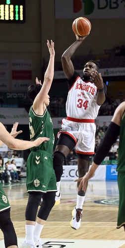 SK 자밀 워니(오른쪽)가 슛을 날리고 있다. (출처:KBL)