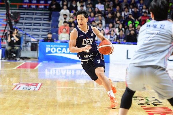 KCC 허훈(왼쪽)이 드리블 하고 있다.  (출처:KBL)