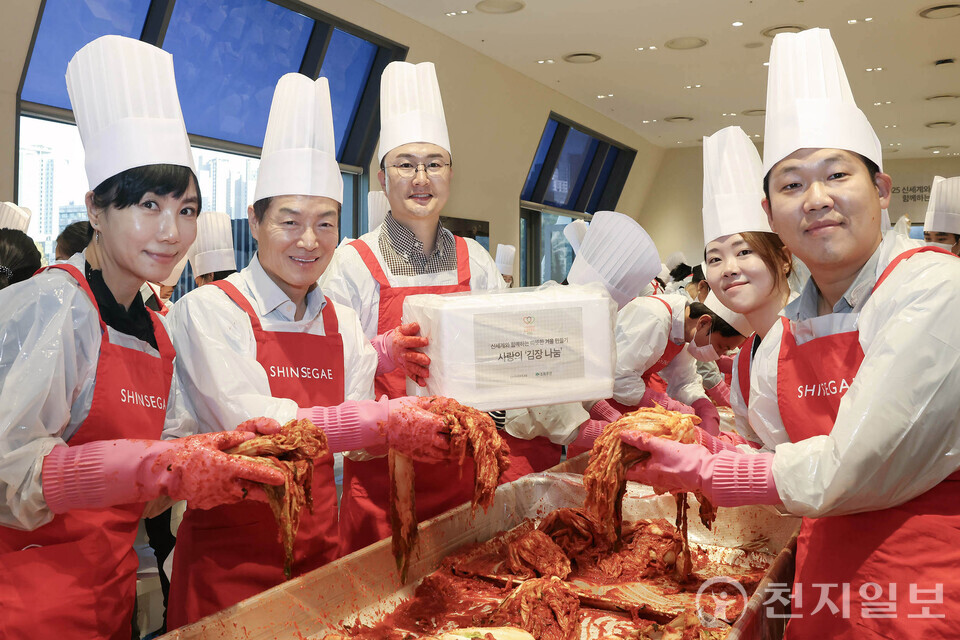 박주형 신세계백화점 대표가 임직원들과 함께 ‘사랑의 김장 나눔’ 행사에 포즈를 취한 모습. (제공: 신세계백화점신세계, 임직원 참여 ‘사랑의 김장 나눔 행사’ 진행) ⓒ천지일보 2025.11.16.