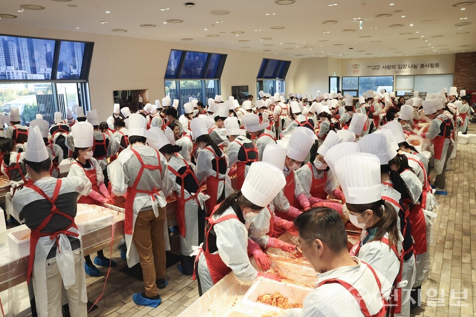 신세계 본사 및 강남점 임직원들이 ‘사랑의 김장 나눔’ 행사에 참여한 모습. (제공: 신세계백화점) ⓒ천지일보 2025.11.16.