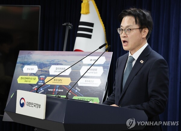 김정관 산업통상부 장관이 14일 서울 종로구 정부서울청사에서 한미 관세협상 팩트시트 및 MOU 관련 브리핑을 하고 있다. (출처: 연합뉴스)