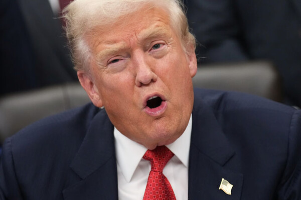 [워싱턴=AP/뉴시스] 13일(현지시간) 월스트리트저널(WSJ)은 사설을 통해 트럼프 행정부가 최근 미국인들의 경기 인식 악화와 고물가 부담을 예의주시하며, ‘생활비 부담 완화’를 위한 관세 완화 조치까지 검토·발표했다고 전했다. 사진은 도널드 트럼프 미국 대통령이 12일(현지시간) 워싱턴 백악관에서 의회 임시 예산안에 서명하기 전 발언하는 모습.