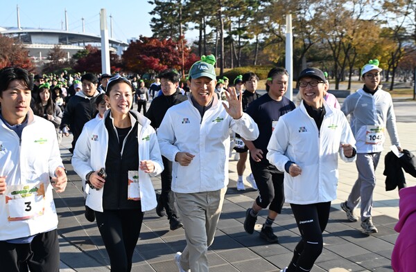 오세훈 시장이 16일 마포구 상암월드컵공원 평화광장에서 열린 ‘서울 쉬엄쉬엄 런’에 참여했다. (제공: 서울시)