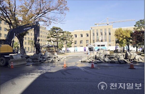 충청북도가 도청사 내 교통 흐름을 개선하기 위해 정문과 서문을 철거하고 새로운 진입 체계 구축에 착수했다고 16일 밝혔다. 사진은 도청 정문이 철거되고 있는 모습. (제공: 충북도청) ⓒ천지일보 2025.11.16.