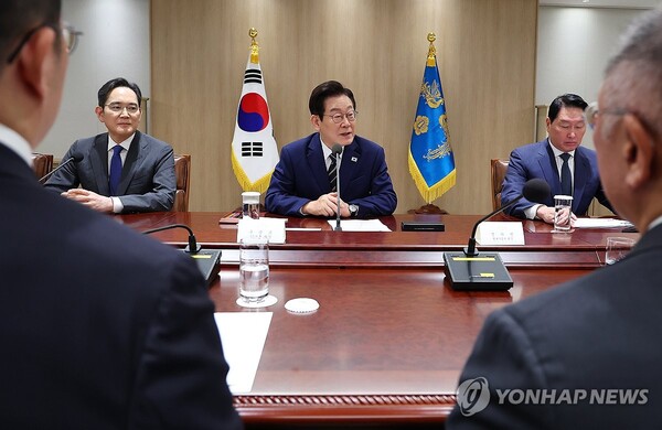 이재명 대통령이 16일 용산 대통령실에서 열린 한미 관세협상 후속 민관 합동회의에서 발언하고 있다.가운데부터 시계방향으로 이재명 대통령, 최태원 SK그룹 회장, 정의선 현대차그룹 회장, 구광모 LG그룹 회장, 이재용 삼성전자 회장. 2025.11.16 (출처: 연합뉴스)