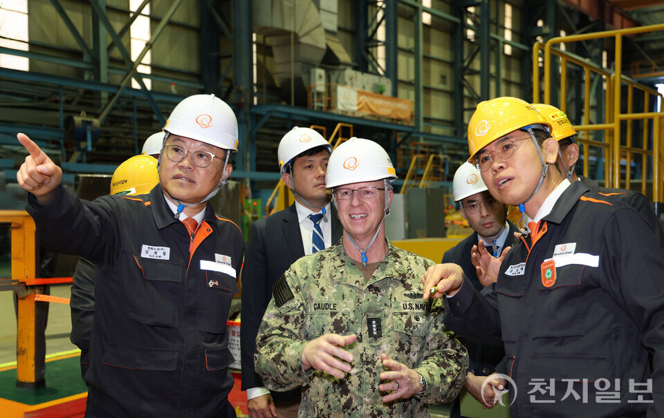 대릴 커들 미국 해군참모총장(가운데)이 지난 15일 케빈 김 주한미국대사관 대사대리 등과 함께 한화오션 거제사업장을 방문했다. (제공: 한화오션) ⓒ천지일보 2025.11.16.