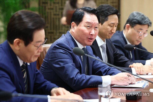 최태원 SK그룹 회장이 16일 용산 대통령실에서 열린 한미 관세협상 후속 민관 합동회의에서 발언하고 있다. 왼쪽부터 이재명 대통령, 최태원 회장, 정기선 HD현대 회장, 하준경 경제성장수석. 2025.11.16. (출처: 연합뉴스)