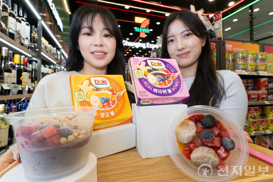서울 시내 한 세븐일레븐 매장에서 모델이 일본 세븐일레븐 냉동디저트 1위 제품 ‘Dole 아사이볼’과 ‘Dole 망고볼’을 소개하고 있다. 세븐일레븐은 다음 달 4일 두 제품을 국내 단독 출시한다. (제공: 세븐일레븐)