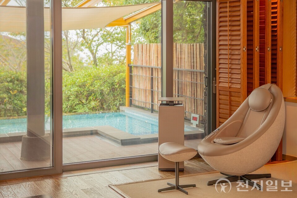 롯데호텔 제주 풀빌라 스위트에 비치된 코웨이 프리미엄 웰니스 가전. 객실 내 안마의자와 공기청정기 등을 통해 프라이빗한 휴식 환경을 제공한다. (제공: 롯데호텔앤리조트)