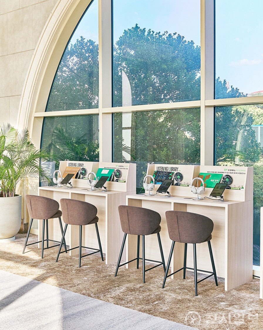 롯데호텔 제주가 조성한 ‘리스닝 라이브러리’. 오디오북과 전자책을 자유롭게 즐길 수 있는 감각적 독서 공간을 통해 새로운 웰니스 경험을 제공한다. (제공: 롯데호텔)