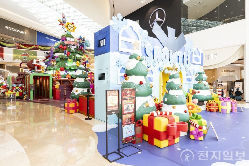 스타필드 하남에 마련된 ‘메리 브롤리마스’ 스노우텔 전경. 초대형 브롤리마스 트리와 게임 캐릭터 오브제가 어우러져 방문객들에게 색다른 크리스마스 체험을 제공한다. (제공: 신세계프라퍼티)