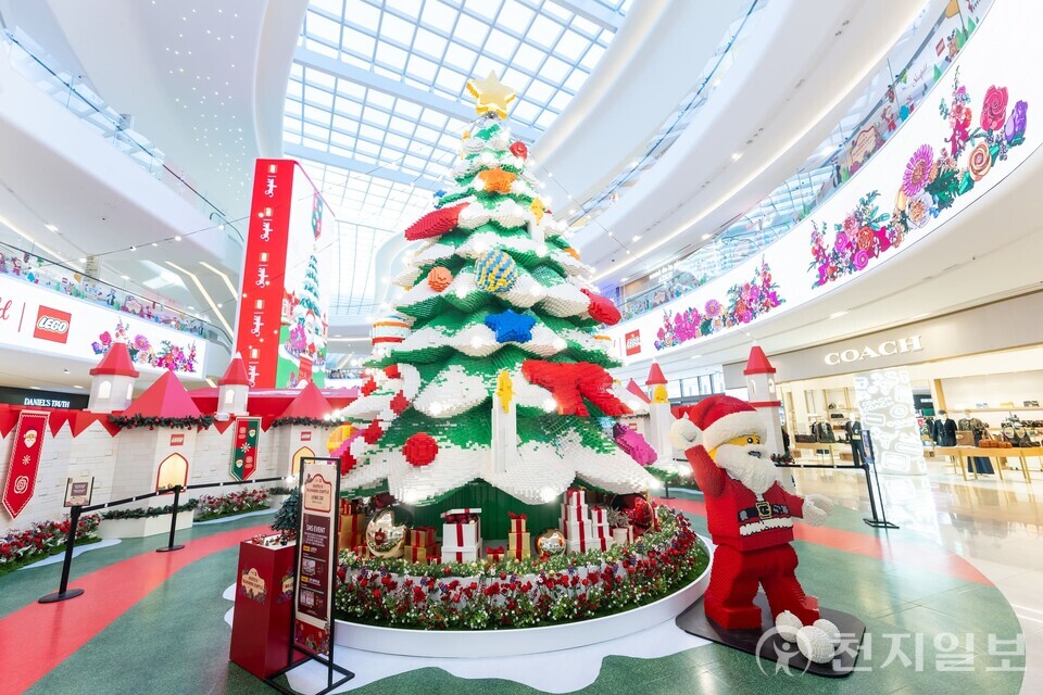 스타필드 고양 중앙 아트리움에 설치된 초대형 ‘레고 크리스마스 트리’. 레고 브릭으로 완성된 산타와 트리가 색다른 홀리데이 풍경을 연출하며 가족 방문객들의 포토존으로 인기다. (제공: 신세계프라퍼티)