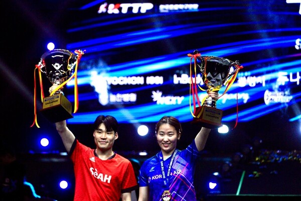 장우진(왼쪽)과 이은혜가 프로탁구리그 남녀 단식 우승을 차지했다. (출처:연합뉴스)