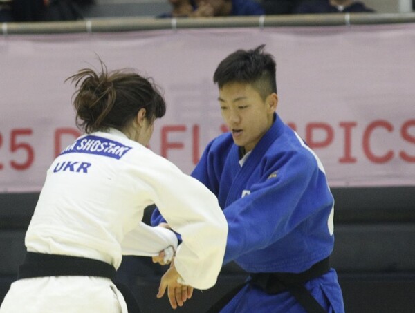 정숙화(오른쪽)가 16일 일본 도쿄 무도관에서 열린 2025 도쿄 데플림픽 유도 여자 52㎏급 결승에서 잡기 싸움을 하고 있다. (출처:대한장애인체육회)