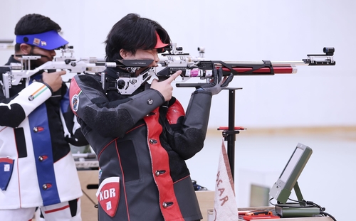 백승학이 16일 일본 도쿄 아지노모토 국립훈련센터 사격장에서 열린 2025 도쿄 데플림픽 사격 남자 소총 10m 결선에서 조준하고 있다. (출처:대한장애인체육회)
