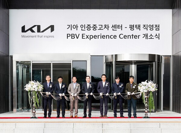 기아 인증중고차 센터 평택 직영점 및 PBV 익스피리언스 센터 개소식에서 테이프커팅을 하고 있다. (제공: 경기도청) ⓒ천지일보 2025.11.17.