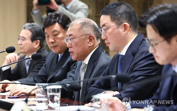 정의선 현대자동차 그룹 회장이 16일 용산 대통령실에서 열린 한미 관세협상 후속 민관 합동회의에서 발언하고 있다. 왼쪽부터 김용범 정책실장, 서정진 셀트리온 회장, 정의선 현대자동차 그룹 회장, 구광모 LG그룹 회장, 김정관 산업부 장관.  (출처: 연합뉴스)