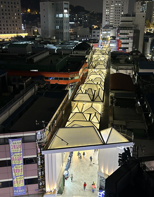 남대문시장 아케이드는 전통시장 중심가로에 날씨와 관계없이 안전하게 걸을 수 있는 보행 환경을 조성한 구조물로 설계된다. 자료는 같은 사업의 조감도. (제공: 서울시)