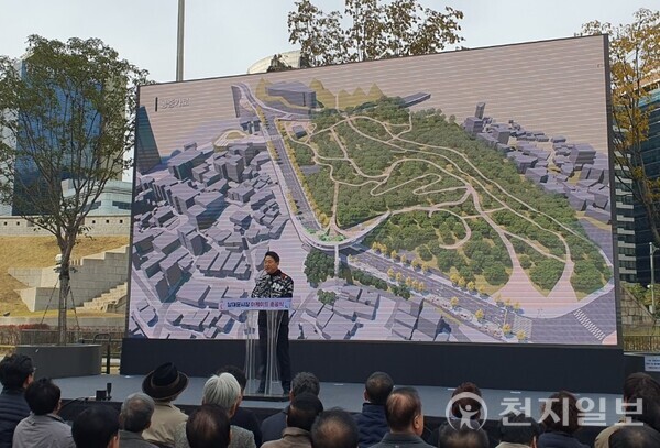 남대문시장 아케이드 사업은 남산과 연결 예정인 보행길과 조망 공간을 함께 조성해 시장과 도심 자연을 연계한다. 오세훈 시장 뒤로 화면을 통해 관련 조감도가 공개되고 있다. ⓒ천지일보 2025.11.17.