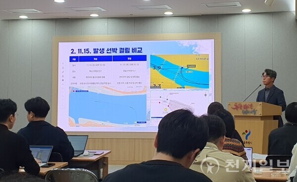 15일 오후 한강버스가 수심이 낮은 구간에 좌초하면서, 서울시가 상류 항로 운항을 중단하며 점검에 착수했다. (주)한강버스 관계자가 사고 현황을 브리핑하고 있다. ⓒ천지일보 2025.11.17.