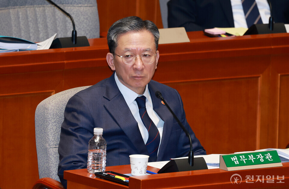 [천지일보=박준성 기자] 정성호 법무부 장관이 12일 서울 여의도 국회에서 열린 예산결산특별위원회 전체회의에서 의원 질의를 듣고 있다.ⓒ천지일보 2025.11.12.