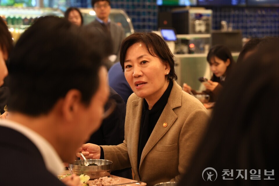 김민석 국무총리가 17일 오전 송미령 농식품부 장관과 함께 성균관대학교의 ‘천원의 아침밥’ 사업 현장을 방문했다. (제공: 국무조정실) ⓒ천지일보 2025.11.17.