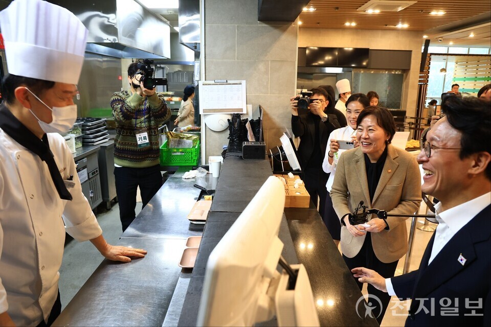 김민석 국무총리가 17일 오전 송미령 농식품부 장관과 함께 성균관대학교의 ‘천원의 아침밥’ 사업 현장을 방문했다. (제공: 국무조정실) ⓒ천지일보 2025.11.17.