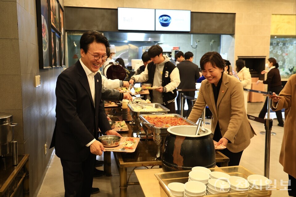 김민석 국무총리가 17일 오전 송미령 농식품부 장관과 함께 성균관대학교의 ‘천원의 아침밥’ 사업 현장을 방문했다. (제공: 국무조정실) ⓒ천지일보 2025.11.17.