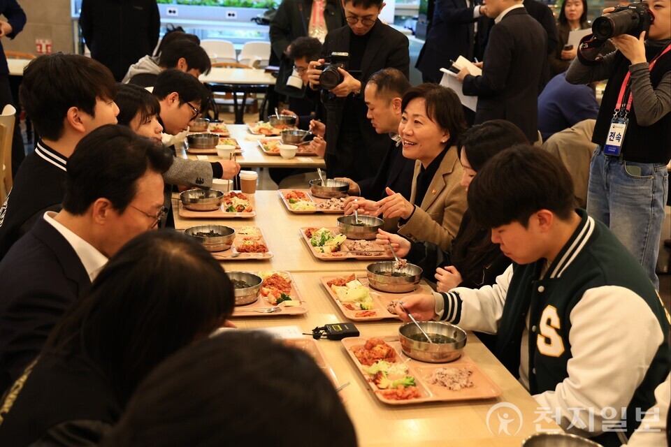 김민석 국무총리가 17일 오전 송미령 농식품부 장관과 함께 성균관대학교의 ‘천원의 아침밥’ 사업 현장을 방문했다. (제공: 국무조정실) ⓒ천지일보 2025.11.17.