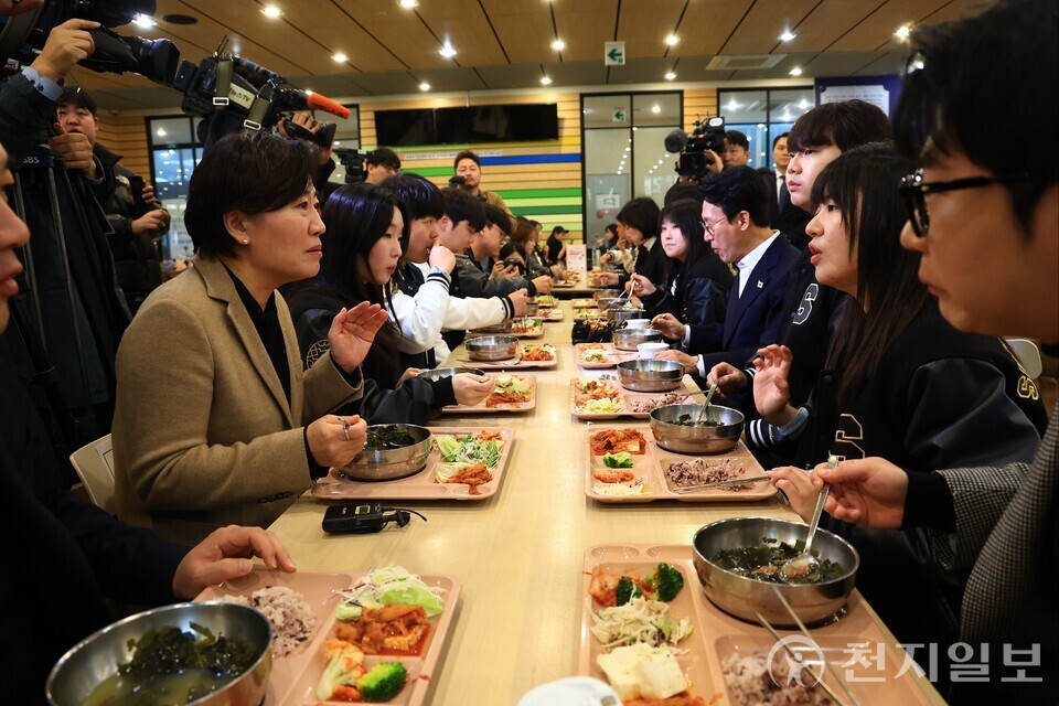 김민석 국무총리가 17일 오전 송미령 농식품부 장관과 함께 성균관대학교의 ‘천원의 아침밥’ 사업 현장을 방문했다. (제공: 국무조정실) ⓒ천지일보 2025.11.17.