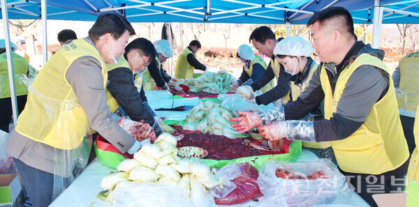 대한전문건설협회 세종시·충청남도회 당진시 운영위원회가 14일 창립 40주년을 기념해 ‘김장 나눔 대축제’를 진행하고 있다. (제공: 당진시) ⓒ천지일보 2025.11.17.