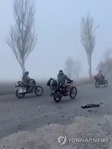 지난 10일 공개된 SNS 영상 중 한 장면으로, 오토바이를 탄 러시아군이 우크라이나 포크로우스크의 교전 지역으로 진입하고 있다. (출처: 연합뉴스)