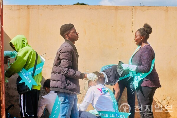 올해 6월 30일 루사카의 한 선거구 입구에는 HWPL이 조성한 제3호 DPCW 평화기념간판이 새롭게 자리 잡았다. 사진은 DPCW 평화기념간판 설치 기념행사 모습과 이날 함께 진행된 환경정화 모습. (제공: HWPL) ⓒ천지일보 2025.11.17.