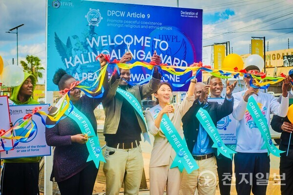 올해 6월 30일 루사카의 한 선거구 입구에는 HWPL이 조성한 제3호 DPCW 평화기념간판이 새롭게 자리 잡았다. 사진은 DPCW 평화기념간판 설치 기념행사 모습과 이날 함께 진행된 환경정화 모습. (제공: HWPL) ⓒ천지일보 2025.11.17.