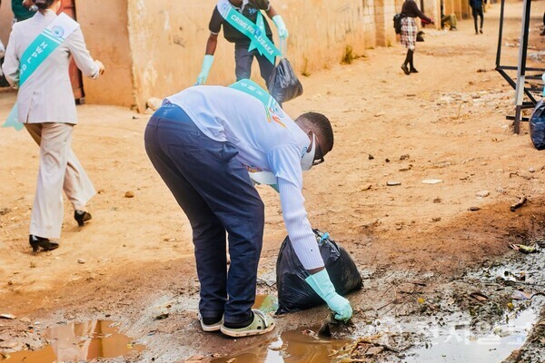 올해 6월 30일 루사카의 한 선거구 입구에는 HWPL이 조성한 제3호 DPCW 평화기념간판이 새롭게 자리 잡았다. 사진은 DPCW 평화기념간판 설치 기념행사 모습과 이날 함께 진행된 환경정화 모습. (제공: HWPL) ⓒ천지일보 2025.11.17.