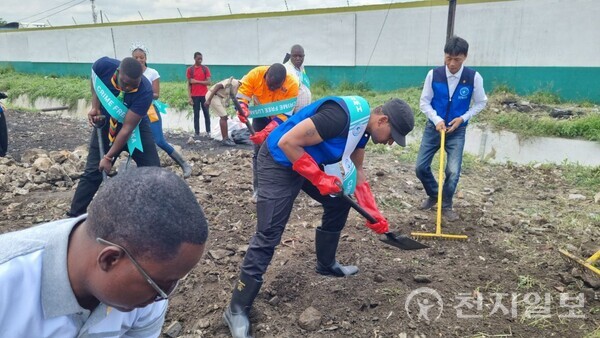 올해 3월 1일 루사카 시민들이 대거 참여한 가운데 ‘Clean Up, Crime Down! Peace Street’ 프로젝트가 진행됐다. 이 캠페인은 HWPL이 추진하는 ‘범죄 없는 루사카(Crime-Free Zone Lusaka)’ 이니셔티브의 한 축으로 기획됐다. 사진은 행사 모습. (제공: HWPL) ⓒ천지일보 2025.11.17.