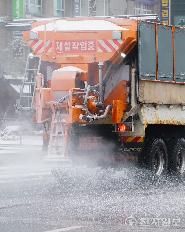 성남시내 제설 작업 중인 차량. (제공: 성남시청) ⓒ천지일보 2025.11.17.