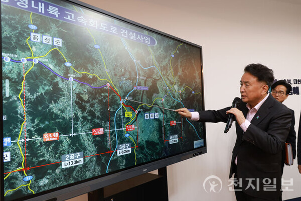 김영환 충북지사가 17일 충북도청 브리핑룸에서 기자회견을 열고 충청내륙고속화도로 개통 구간을 설명하고 있다. (제공: 충북도청) ⓒ천지일보 2025.11.17.