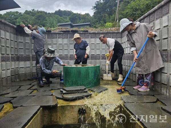 사진은 마을 우물을 정비중인 전남 순천시 낙안면 간원마을 주민들. (제공: 순천시청) ⓒ천지일보 2025.11.17.