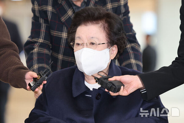 이배용 전 국가교육위원장이 지난 13일 오전 서울 종로구 KT광화문빌딩 웨스트에 마련된 김건희 여사 관련 의혹을 수사하는 민중기 특별검사 사무실에 참고인 신분으로 출석하고 있다. (출처: 뉴시스)