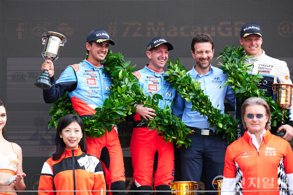 현대자동차의 ‘더 뉴 엘란트라 N TCR’이 TCR 월드투어 최종전에서 우승과 준우승을 동시에 차지하는 더블 포디움을 달성했다. (제공: 현대자동차) ⓒ천지일보 2025.11.17.