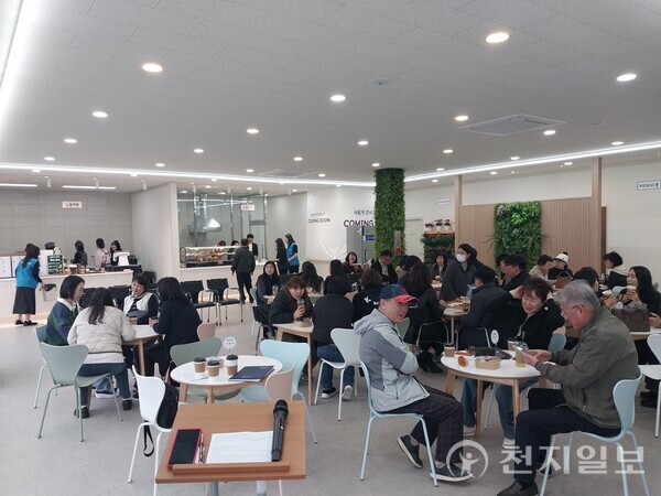 경남 사천시가 17일 지역 기업체와 단체의 후원으로 완성된 ‘노을휴게소’ 운영에 들어간다. 사진은 ‘노을휴게소’ 내부 모습. (제공: 사천시청) ⓒ천지일보 2025.11.18.