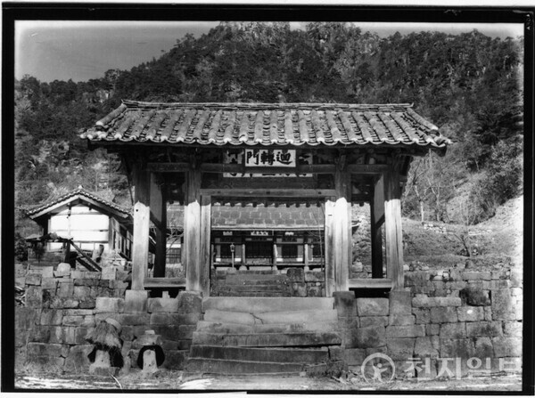 국립박물관이 소장한 1937년 일제강점기 유리건판 사진·습본의 청평사 회전문 모습 (제공: 춘천시청) ⓒ천지일보 2025.11.18.