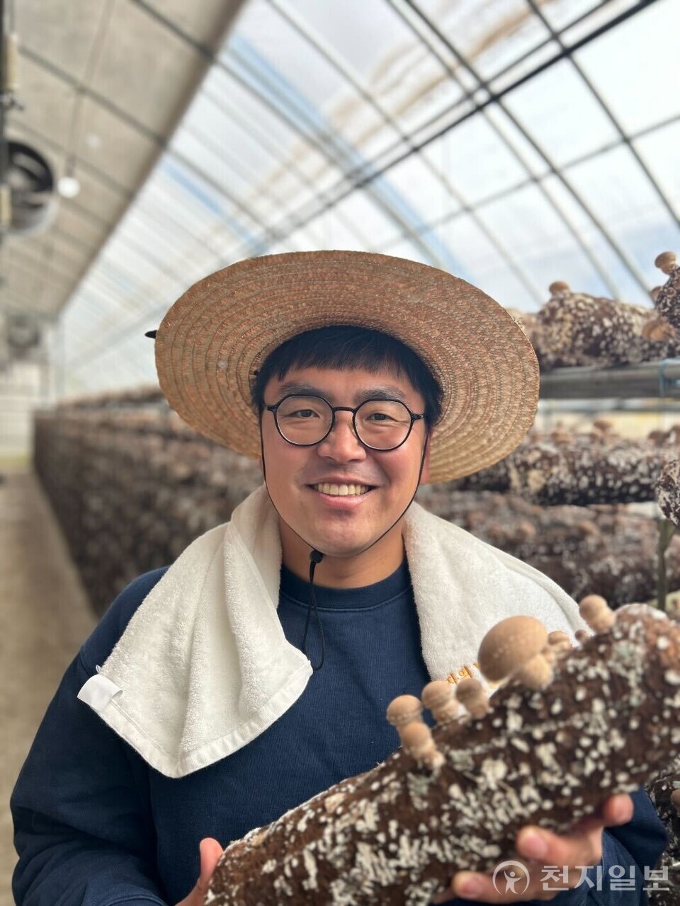 경기 용인 군자농원 윤용식 대표가 쿠팡에 납품 중인 못난이 표고버섯을 살펴보고 있다. 농가는 “쿠팡 직매입으로 판매 불확실성이 줄고 고용도 늘었다”며 경영 안정 효과를 전했다. (제공: 쿠팡)