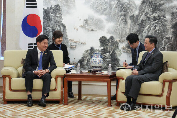 오영훈 제주특별자치도지사(왼쪽)와 다이빙 주한중국대사가 지난 17일 주한중국대사관에서 면담을 하고 있다. (제공: 제주특별자치도) ⓒ천지일보 2025.11.18.