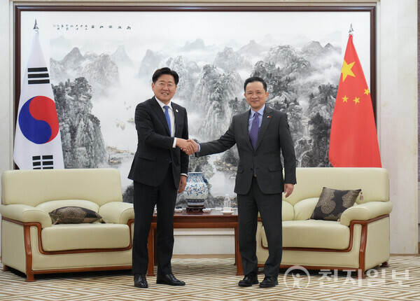 오영훈 제주특별자치도지사(왼쪽)와 다이빙 주한중국대사가 지난 17일 주한중국대사관에서 면담을 한 후 기념 촬영하고 있다. (제공: 제주특별자치도) ⓒ천지일보 2025.11.18.