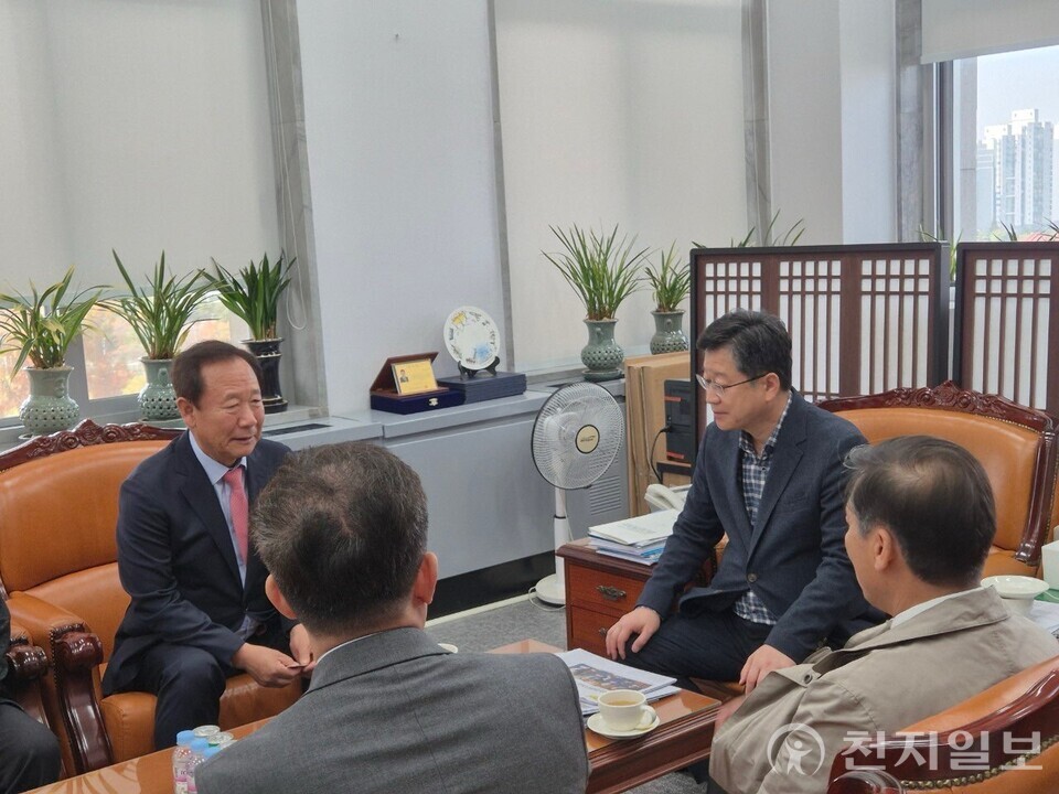 봉화군이 국회 예산결산특별위원회를 방문해 농어촌 기본소득 시범사업의 추가 선정 예산 통과를 강력히 촉구했다. (제공: 봉화군) ⓒ천지일보 2025.11.18.